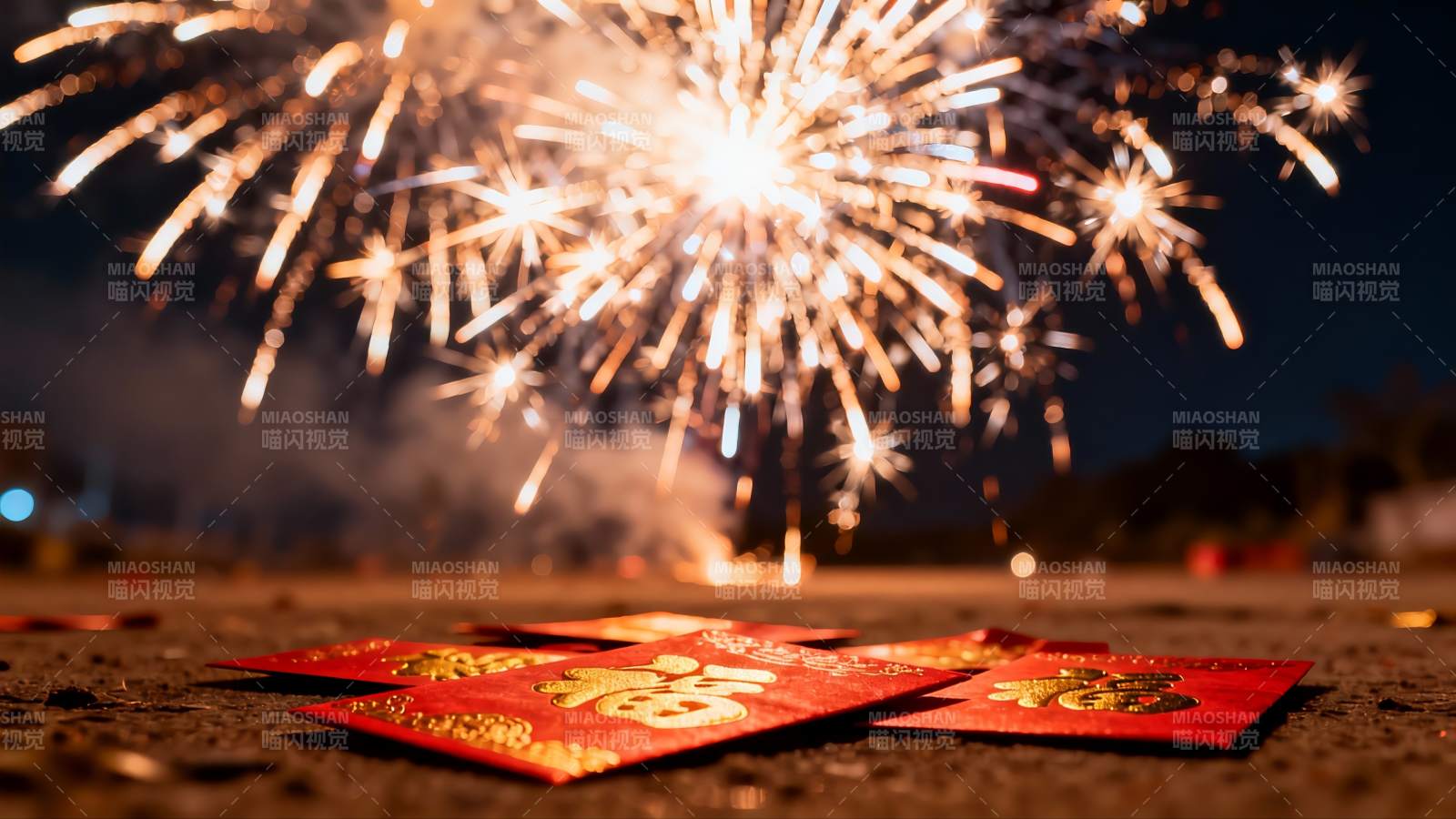 夜空烟花与红色红包图片