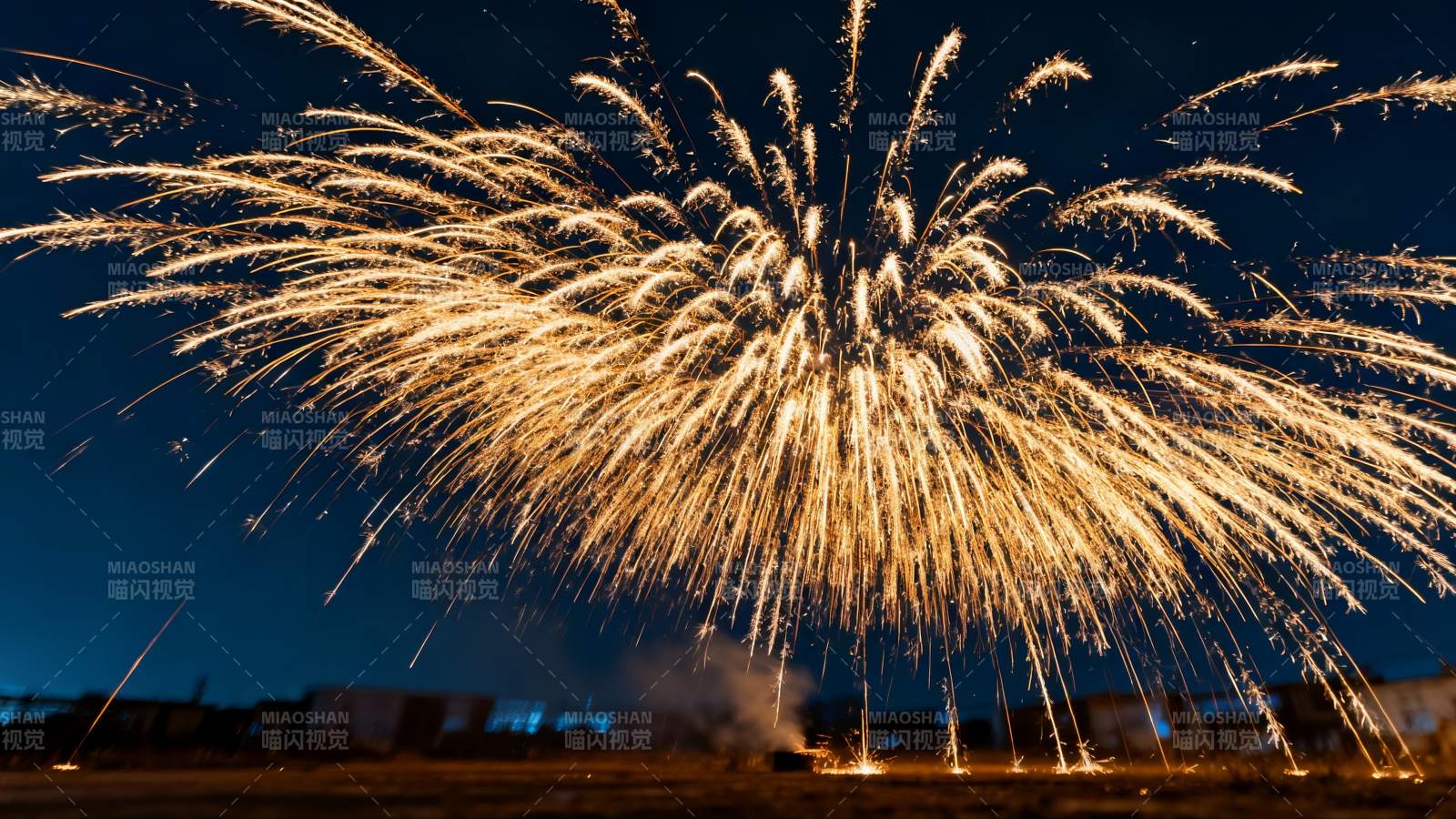 夜空烟花绽放绚丽景象图片