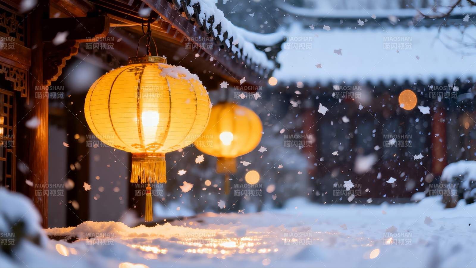 雪夜古建筑灯笼光影图片