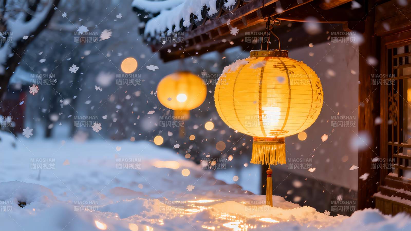 雪夜灯笼映古建筑图片