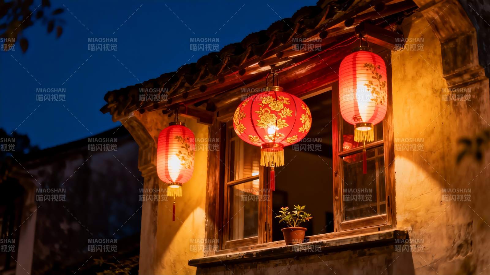 夜色古建筑挂红灯笼图片