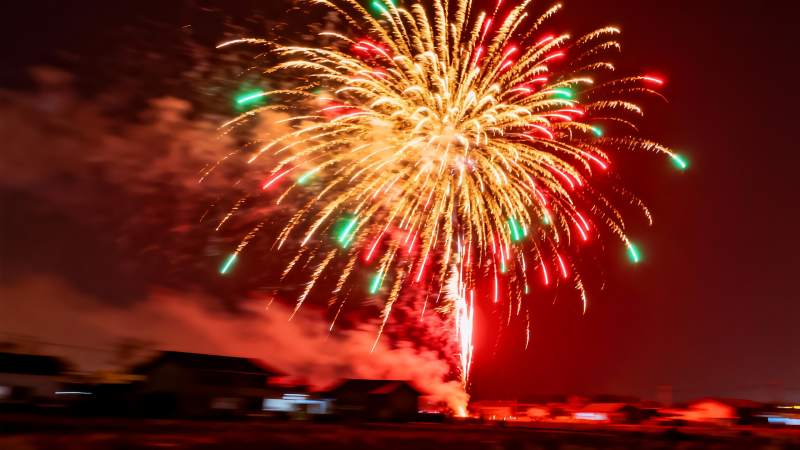 夜空烟花绽放绚丽多彩图片