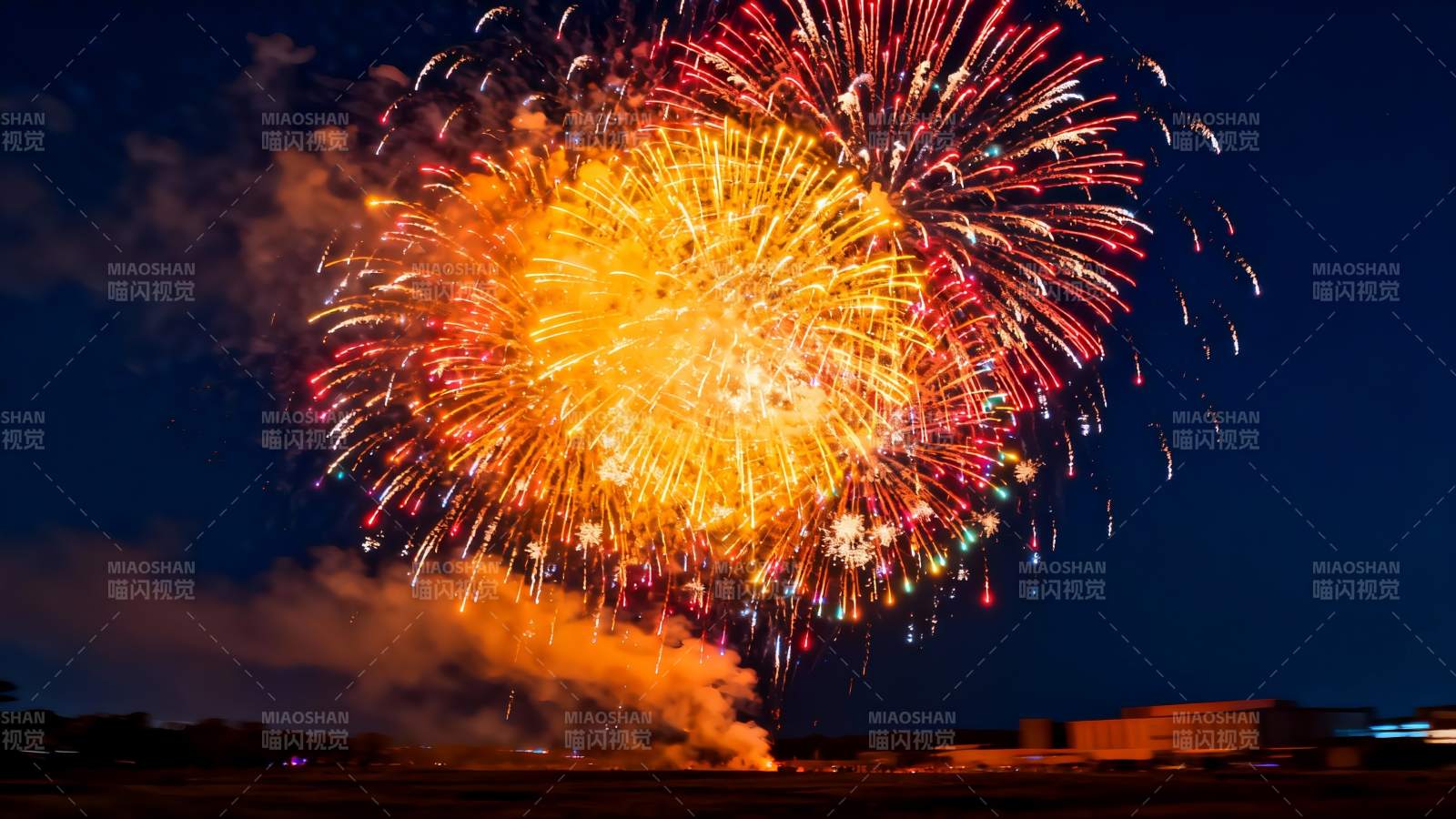 夜空中绚丽多彩的烟花绽放图片