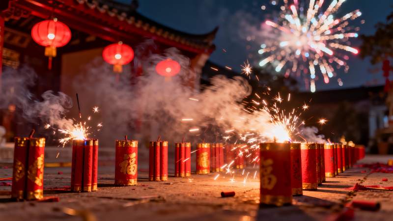 夜景烟花与红灯笼交相辉映图片