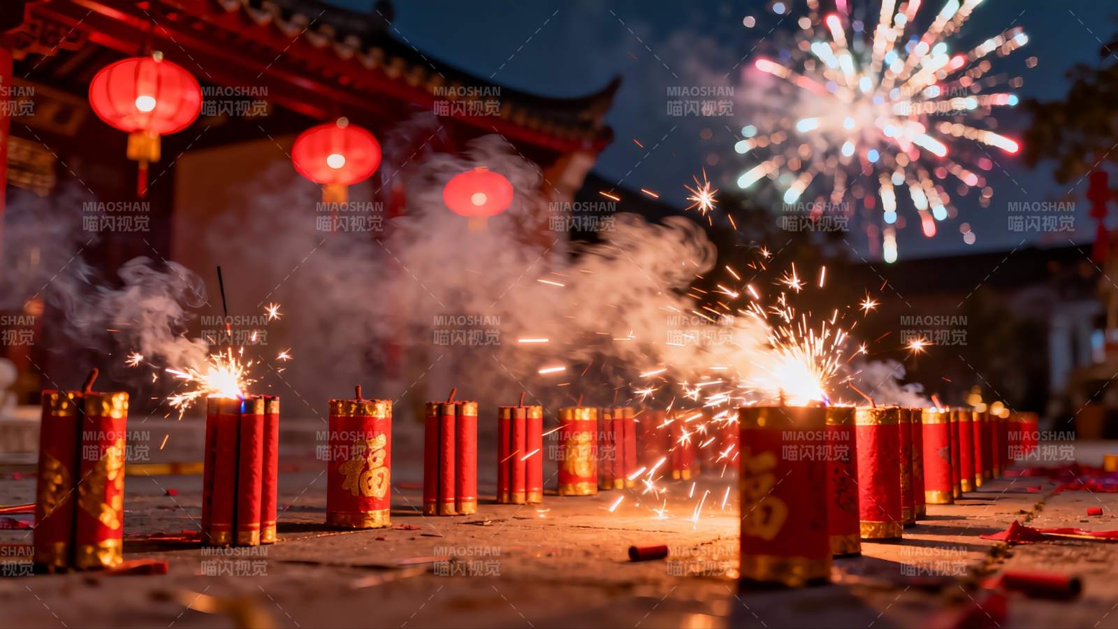 夜景烟花与红灯笼交相辉映图片