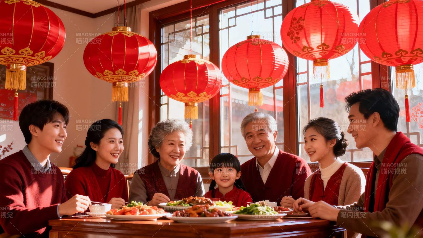春节家庭聚餐团圆饭图片