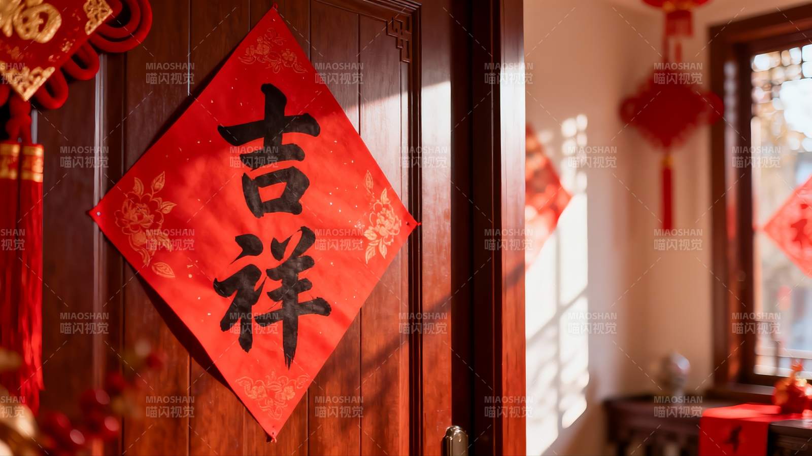 春节装饰的红色门图片