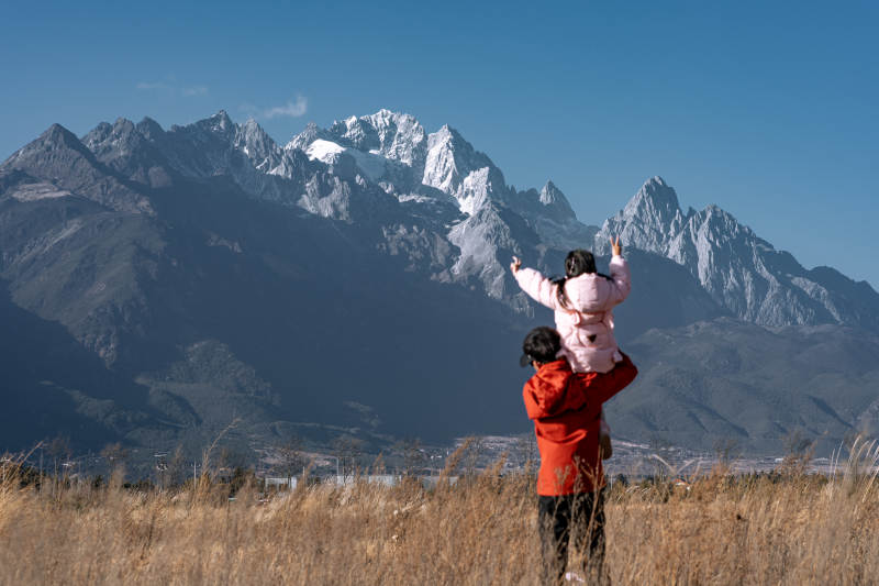 雪山前的亲子时光图片