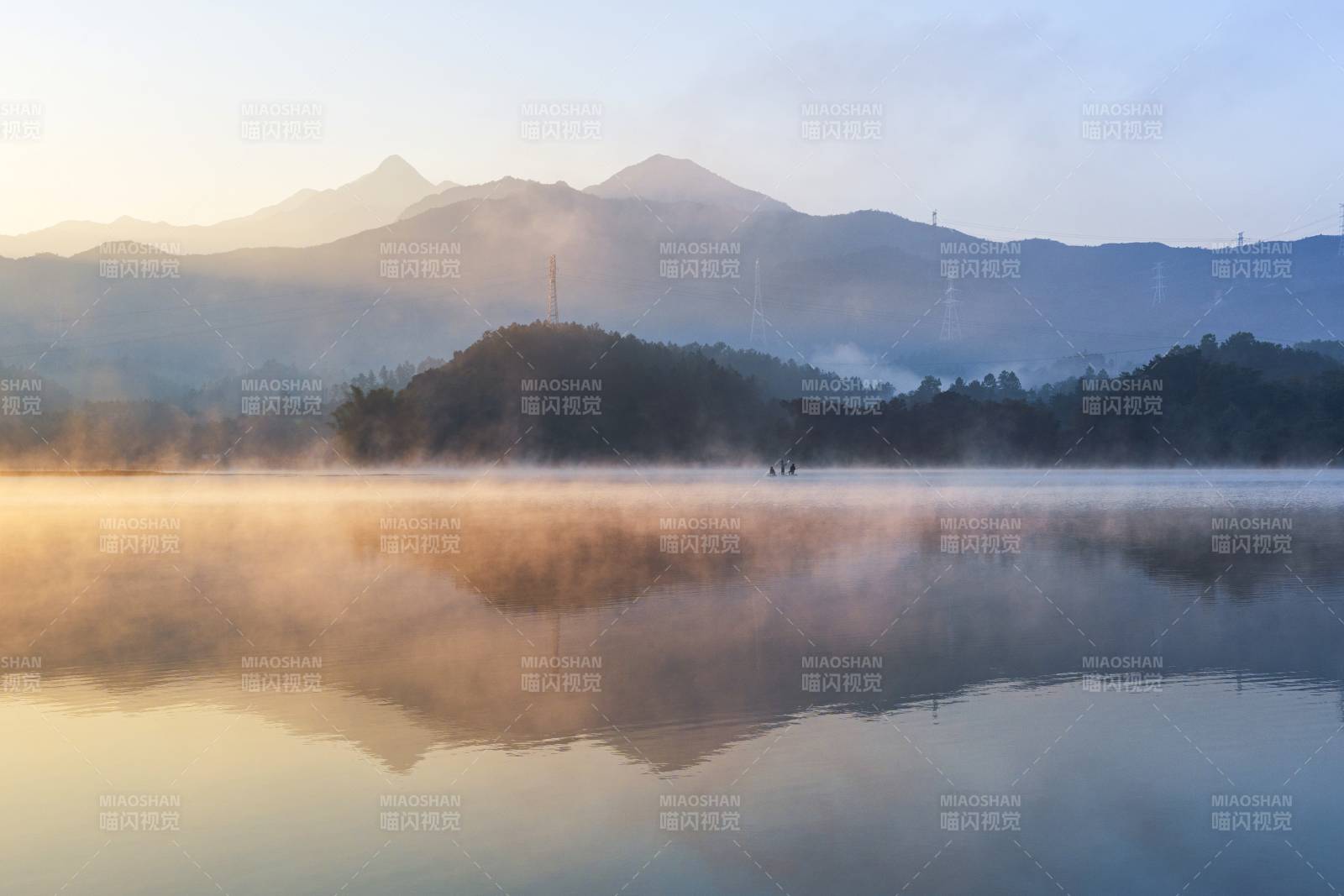 晨雾湖山镜图片