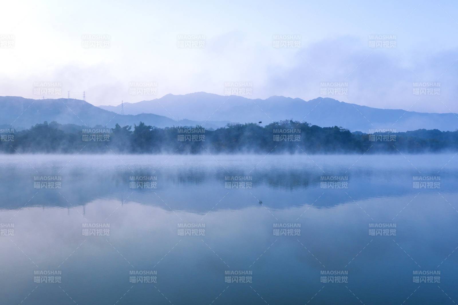 晨雾湖光山色图片