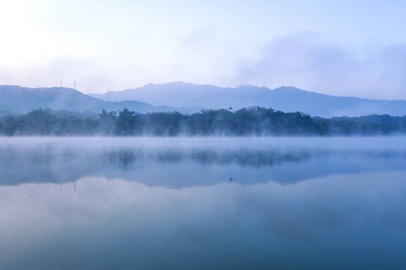 晨雾湖光山色图片