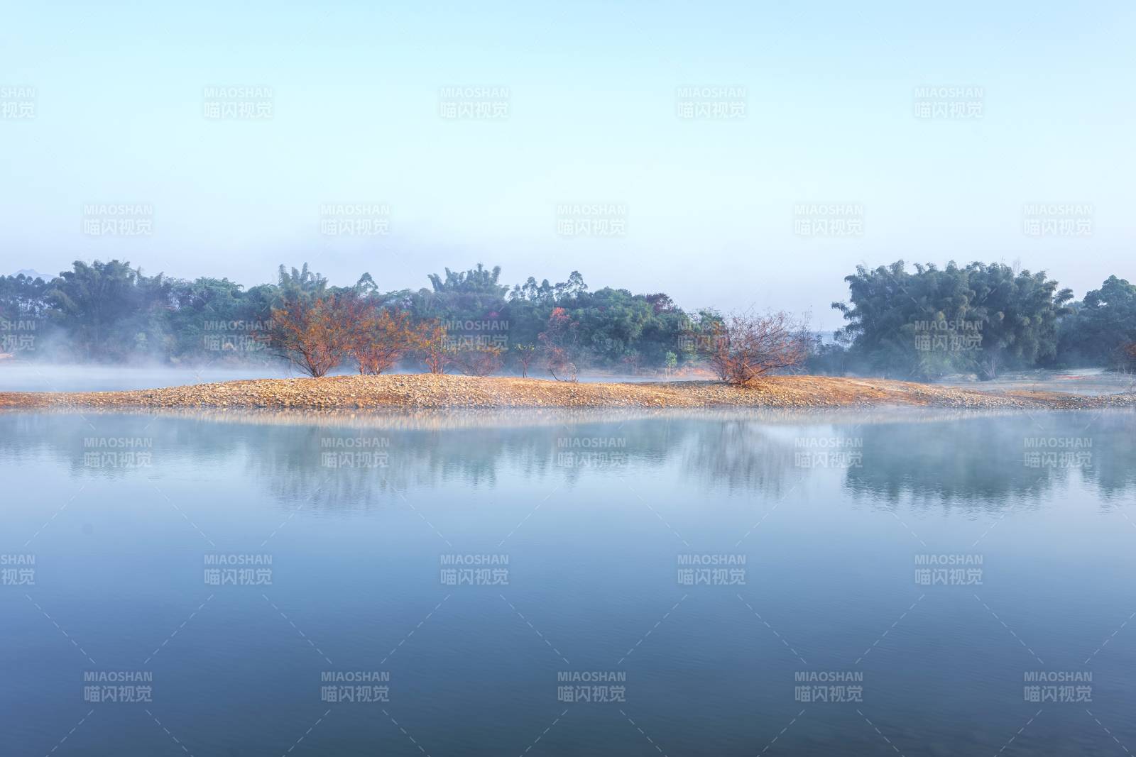 晨雾湖景图片