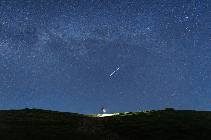 星空下的孤独身影图片