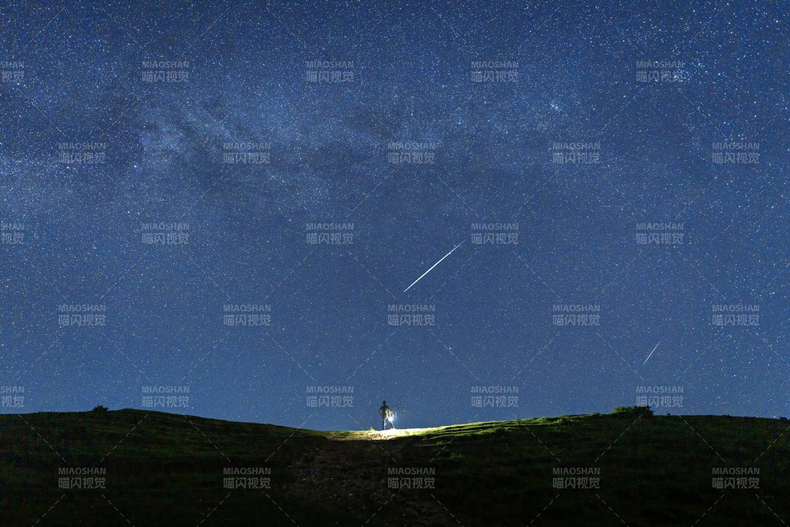 星空下的孤独身影图片