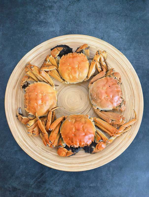 四只蒸蟹摆盘图片