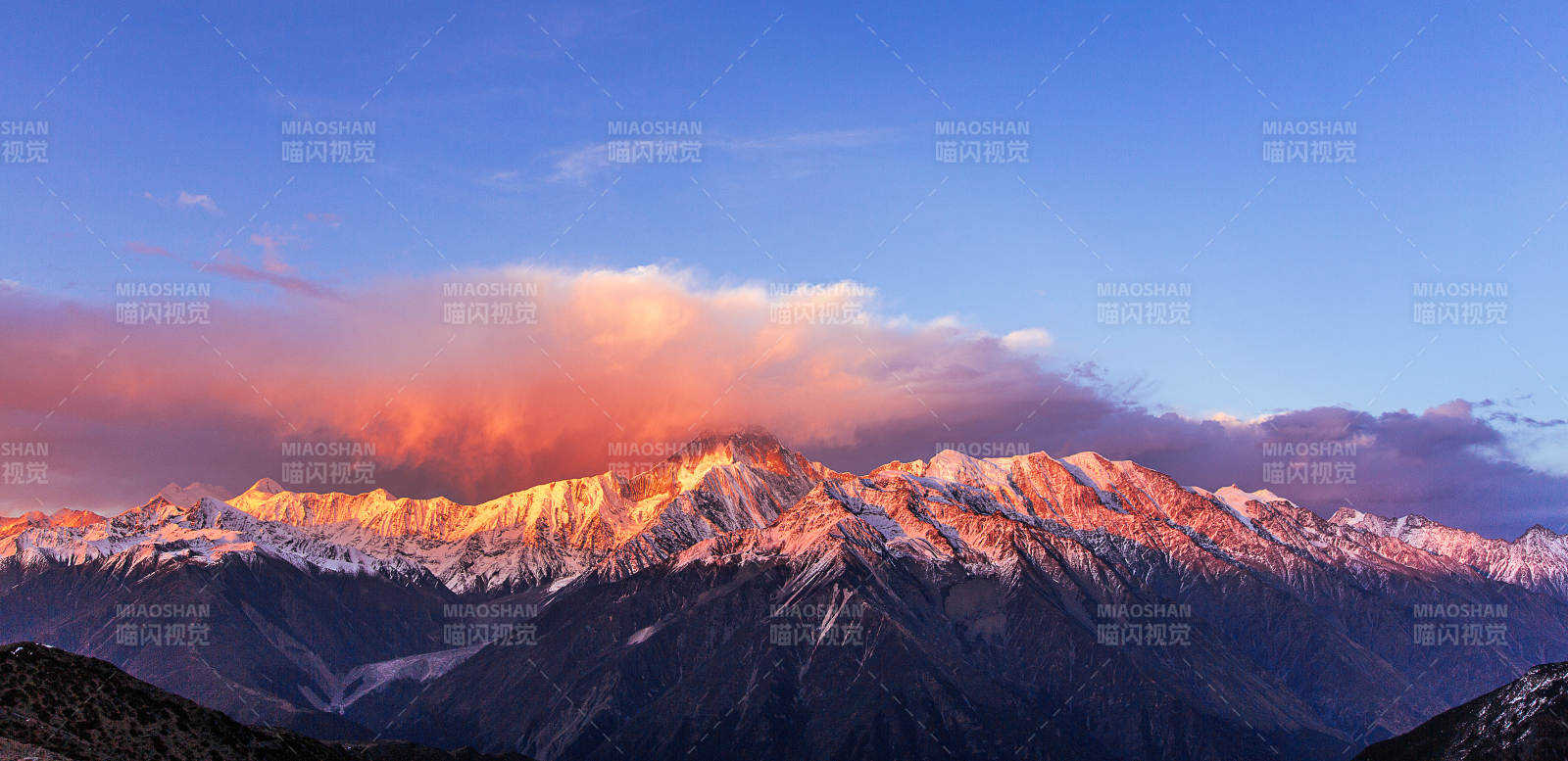 雪山日出美景图片