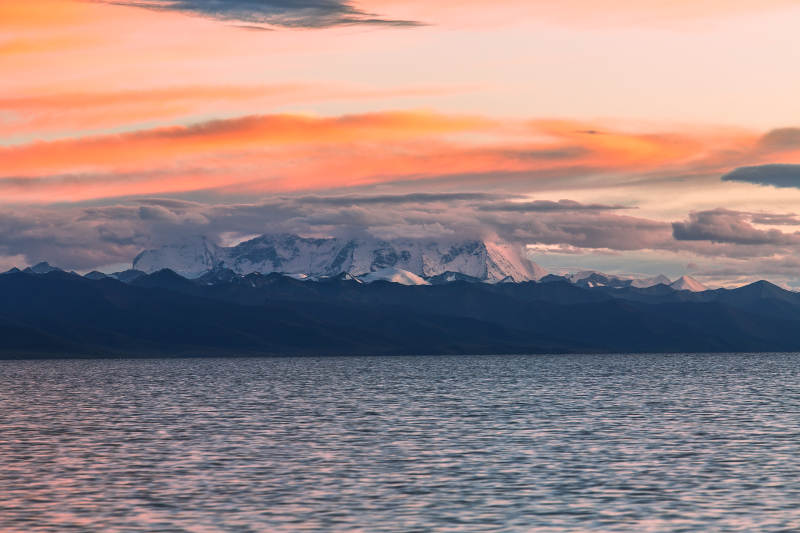 雪山日落湖景图片
