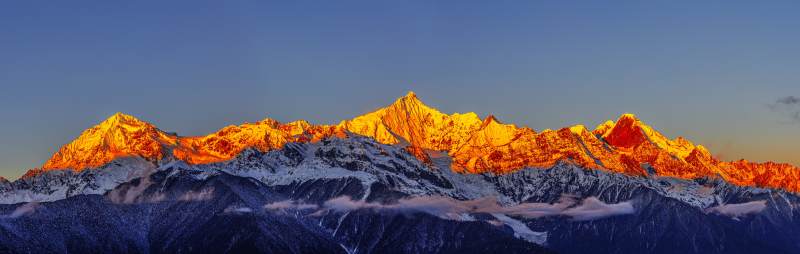 雪山日出美景图片