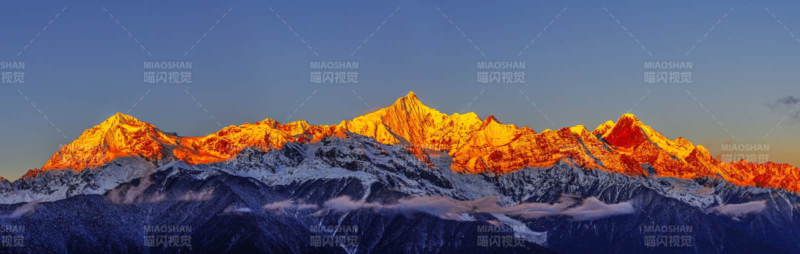 雪山日出美景图片