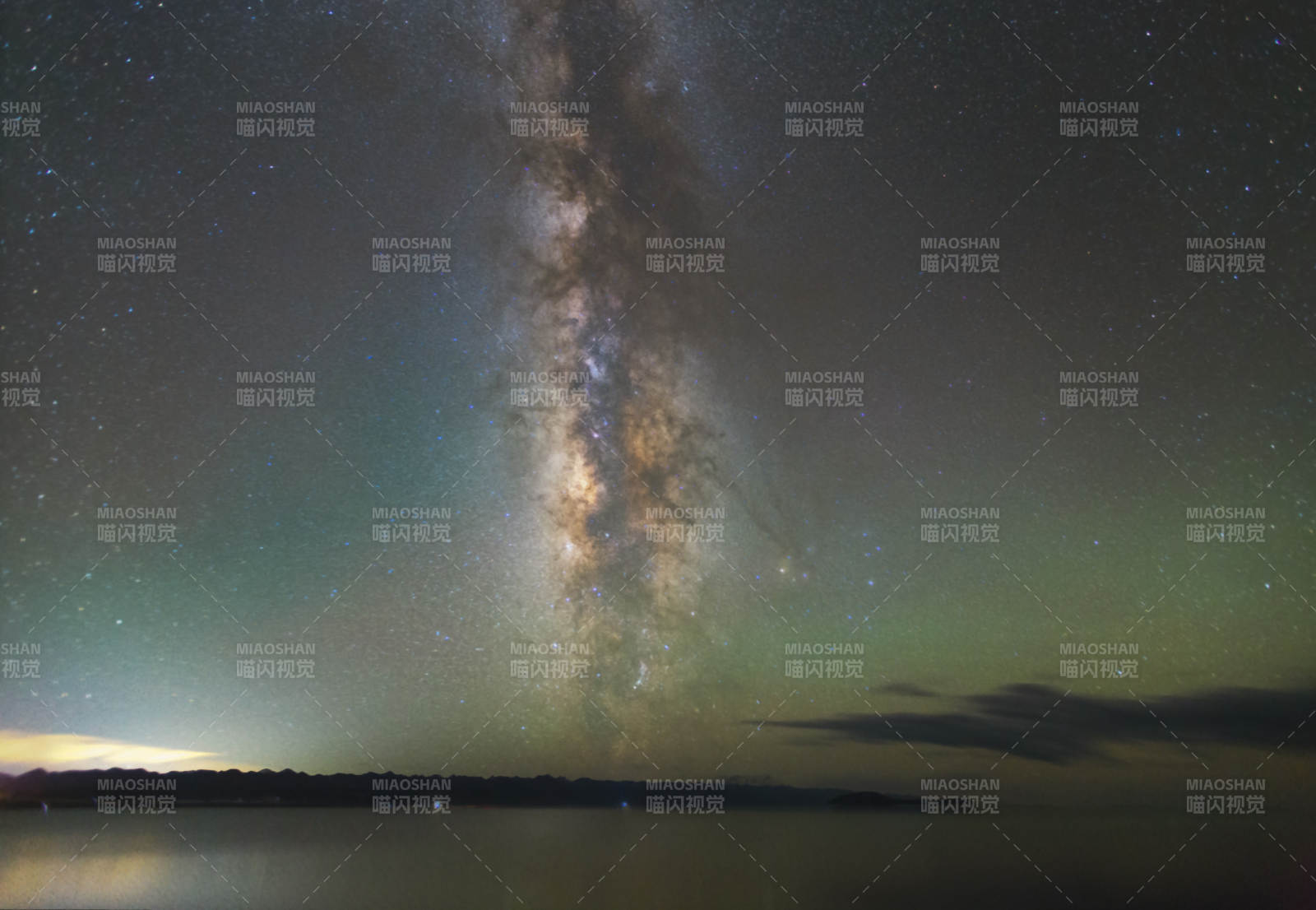 银河横跨夜空图片