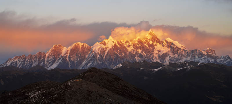 雪山日出美景图片
