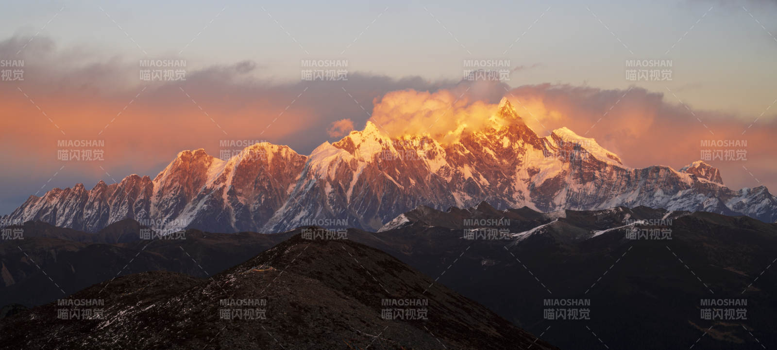雪山日出美景图片
