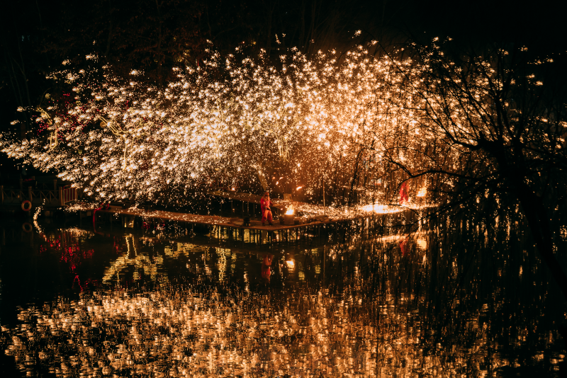 夜河烟花映水光图片