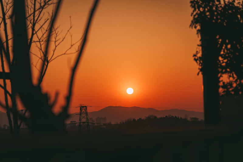 夕阳西下 山影朦胧图片