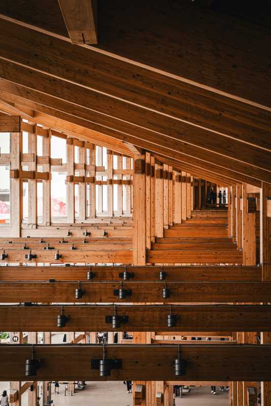 日本木构廊道光影交错图片