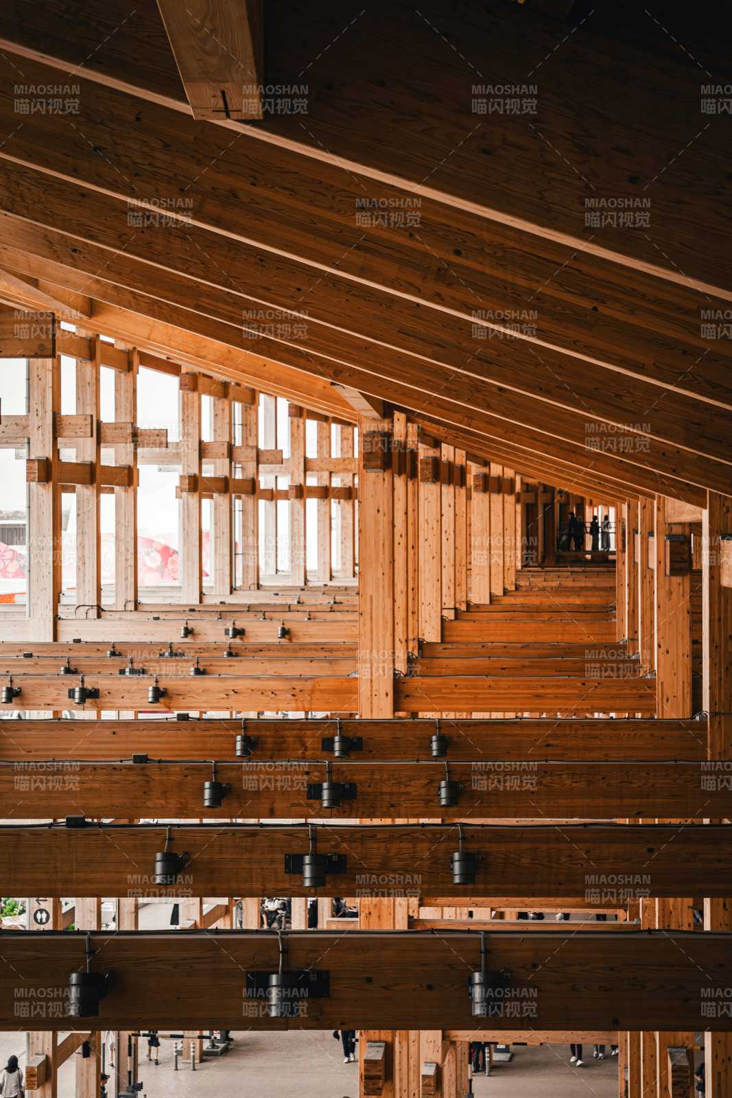 日本木构廊道光影交错图片