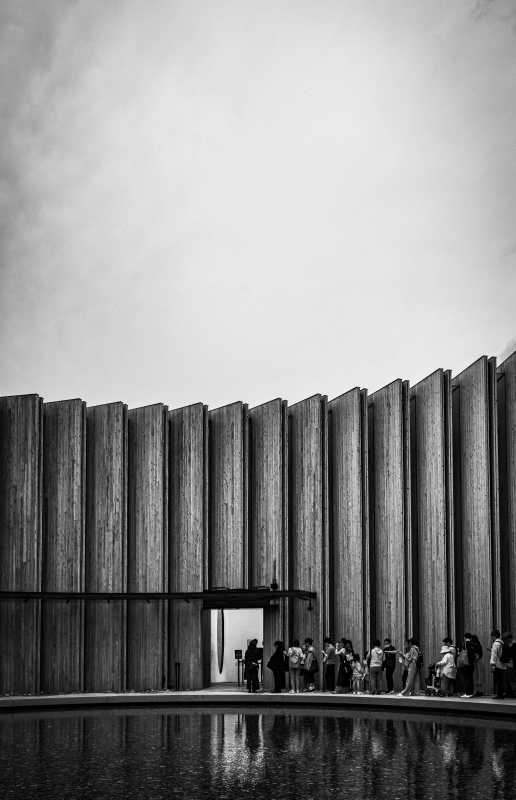 国外木墙倒影人影图片