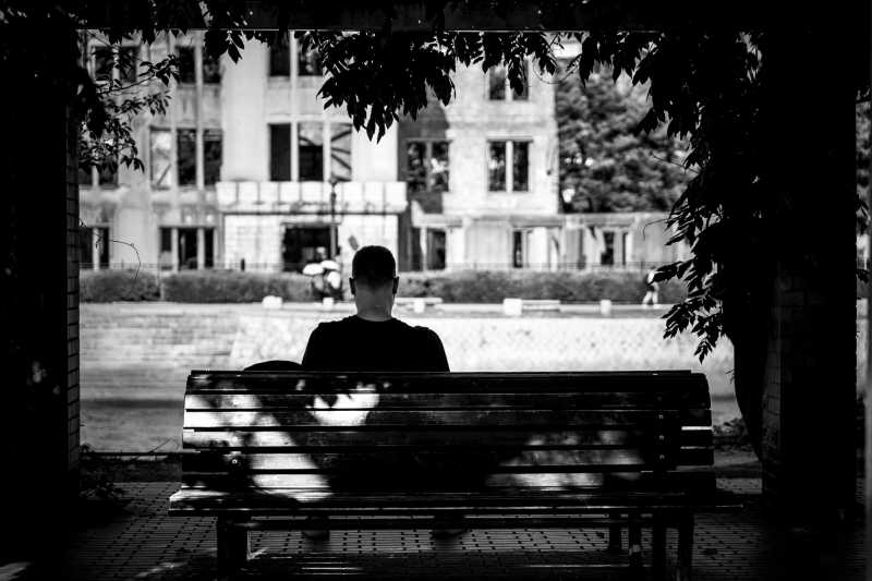 静坐沉思树下图片