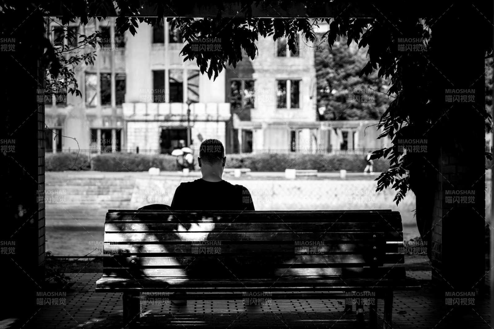 静坐沉思树下图片