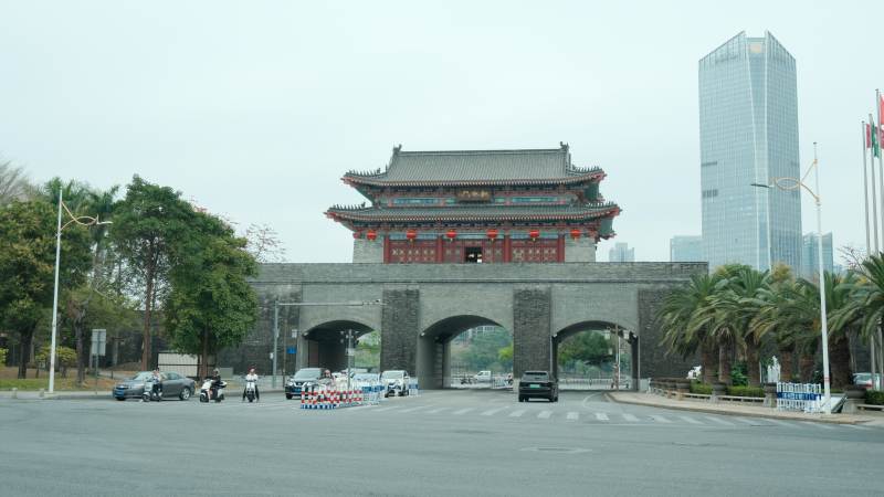 古城门与现代楼图片