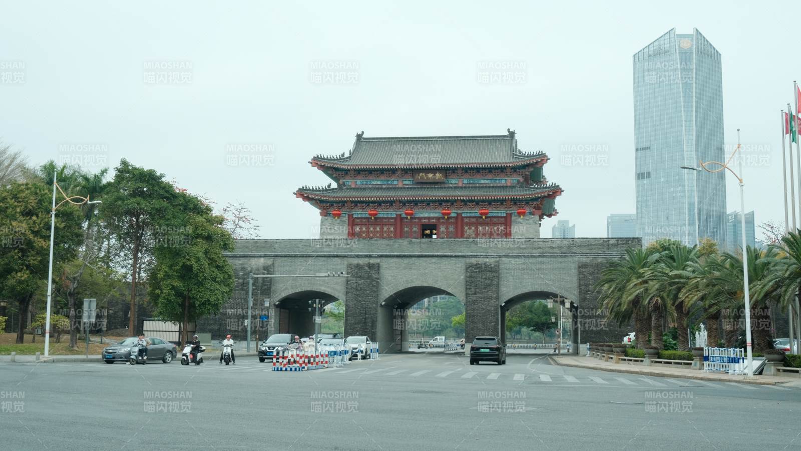 古城门与现代楼图片