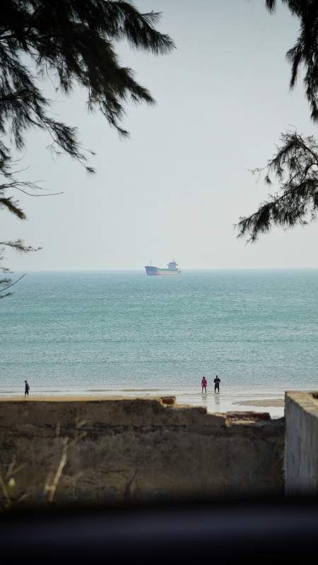 天堂滩海天一色 船影渺茫图片