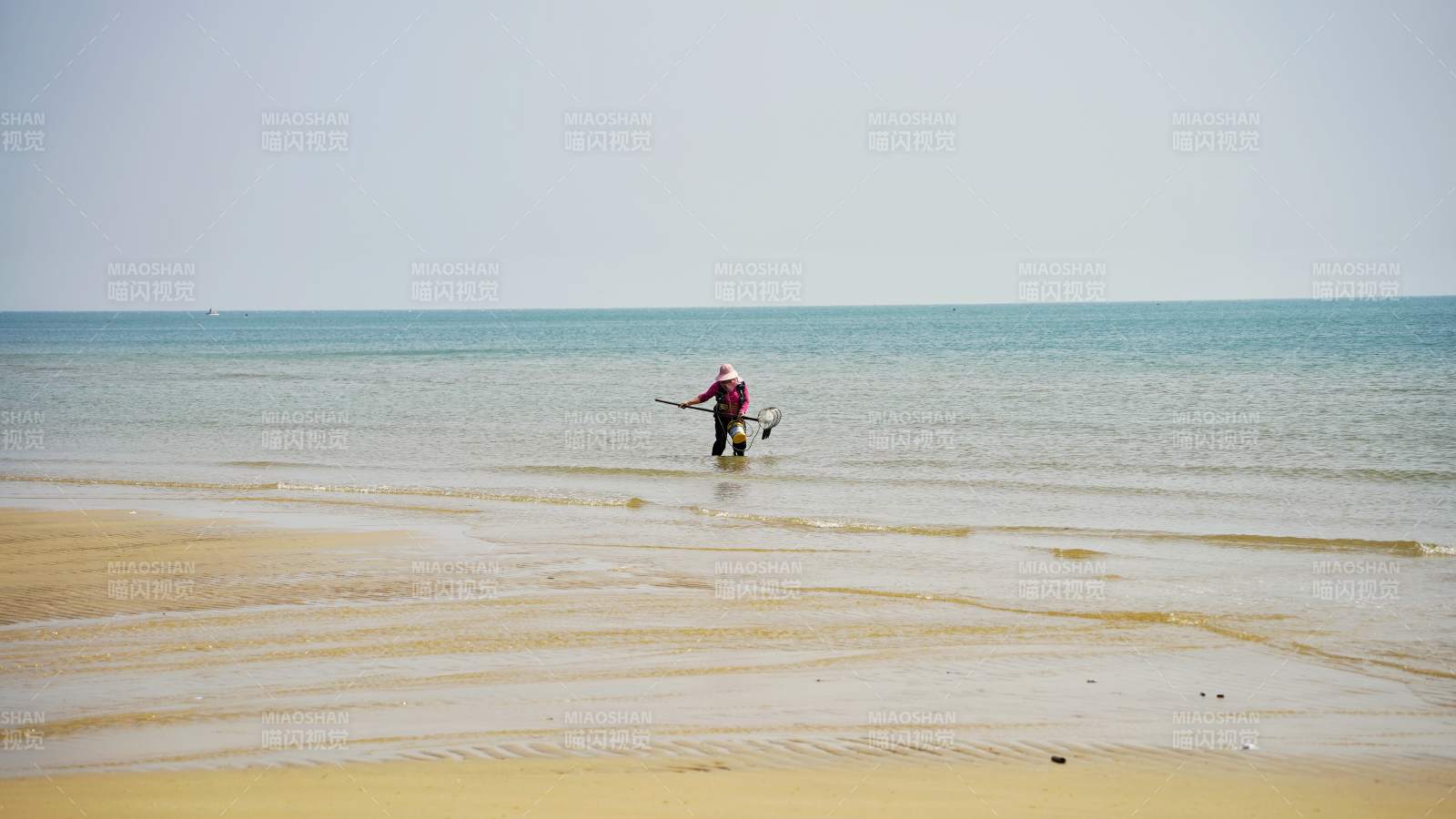 天堂滩海边垂钓人图片