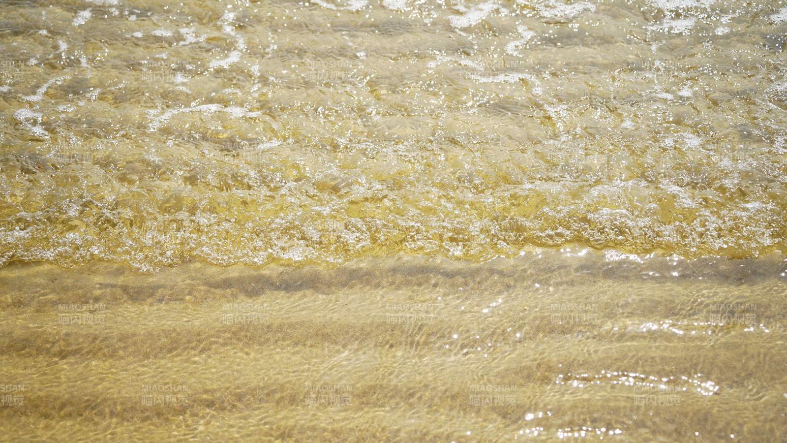 金色沙滩波光粼粼图片