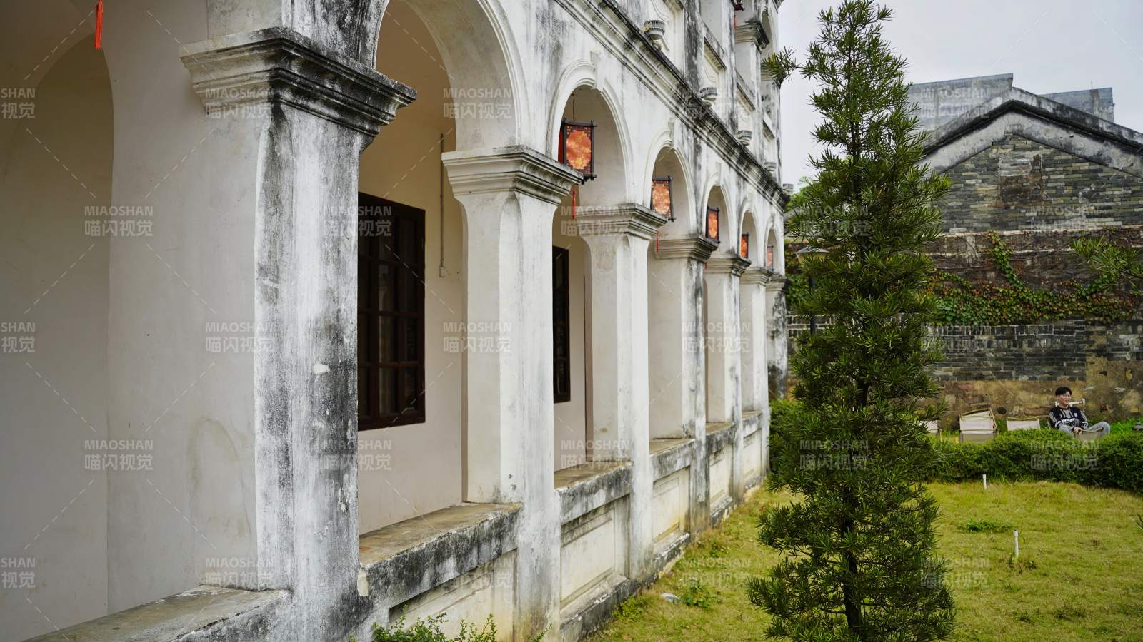 钦州古建筑廊檐绿树图片