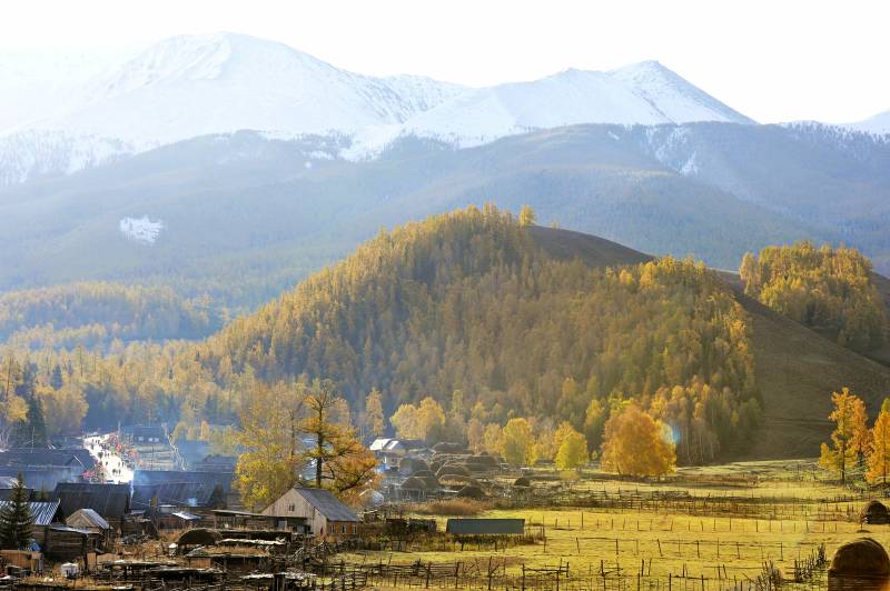 喀纳斯秋山雪峰村景图片