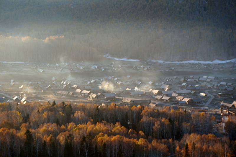 禾木秋晨山村雾霭图片