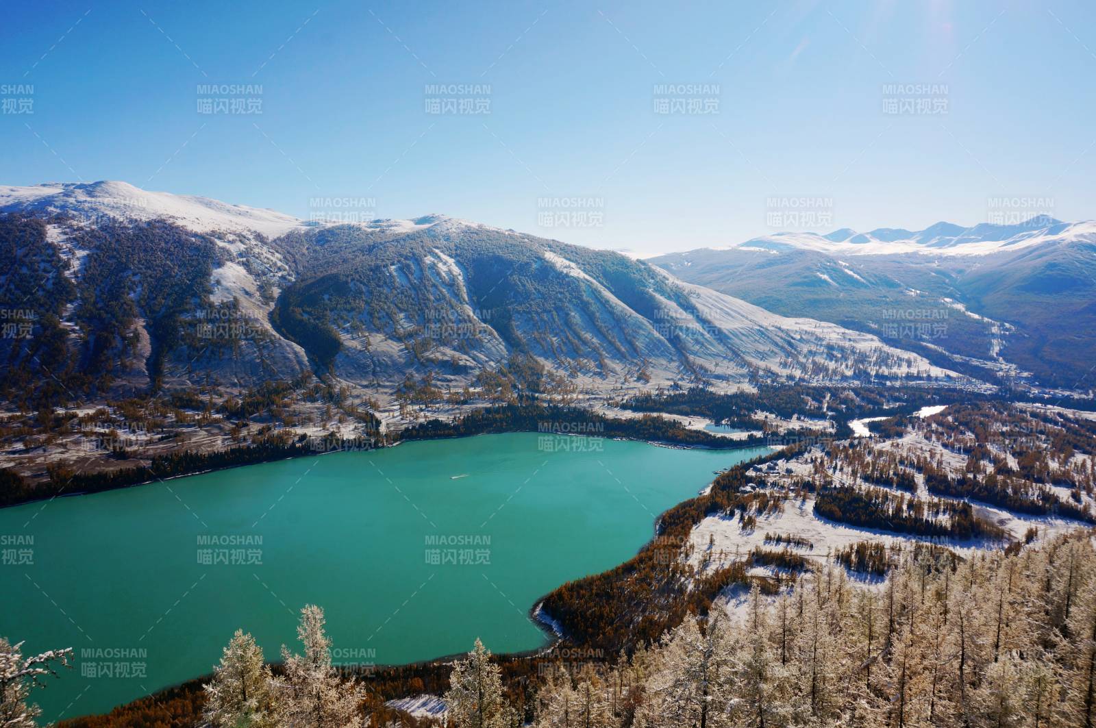 喀纳斯雪山碧湖风光图片