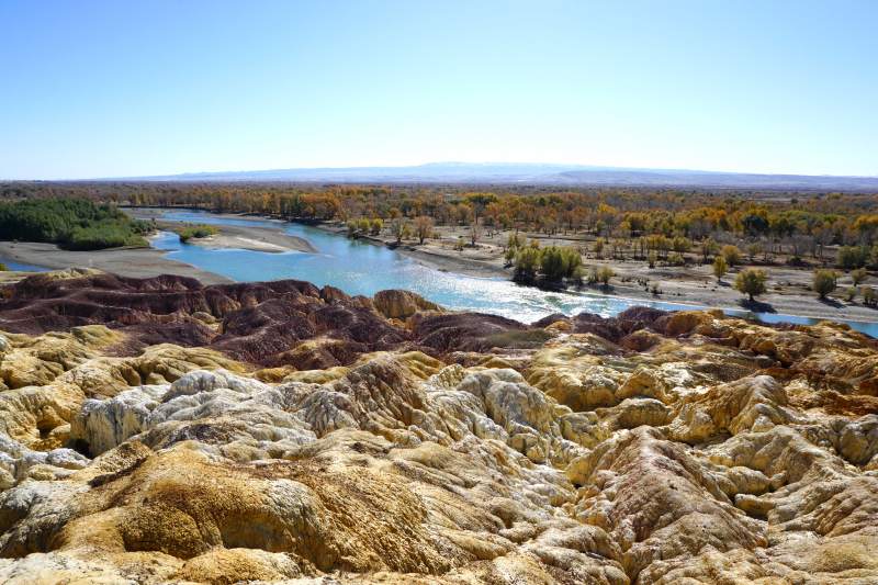 五彩滩彩丘秋河美景图片
