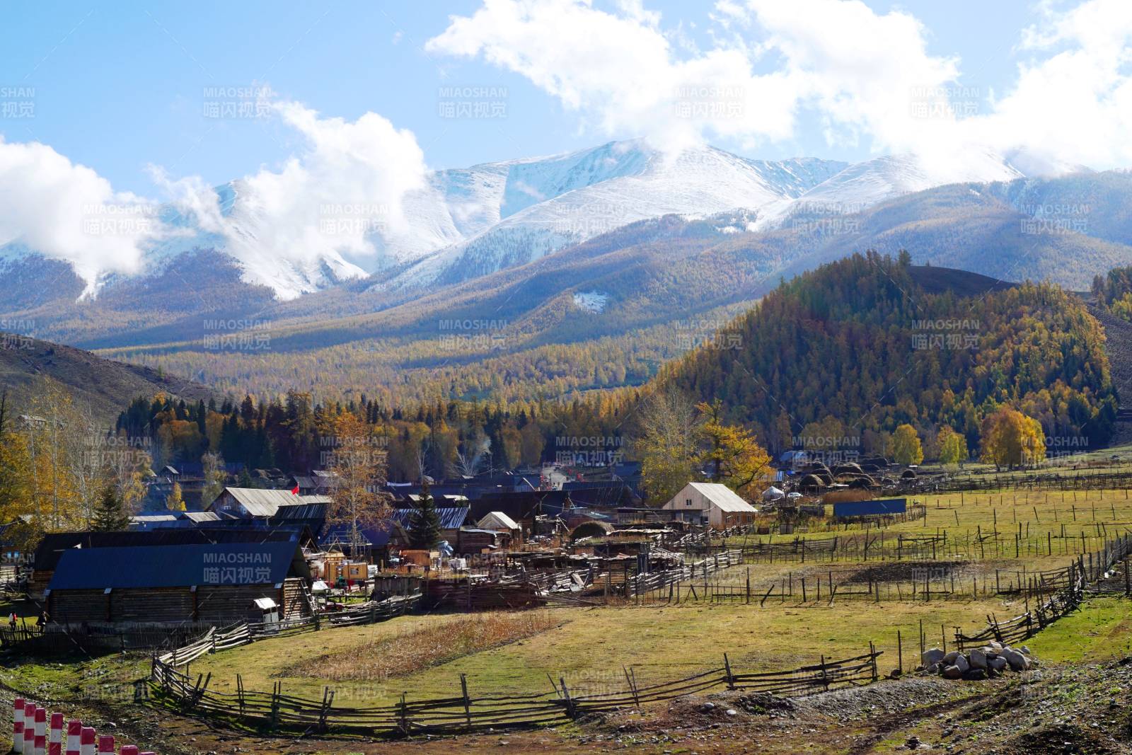 白哈巴秋日山间村落图片
