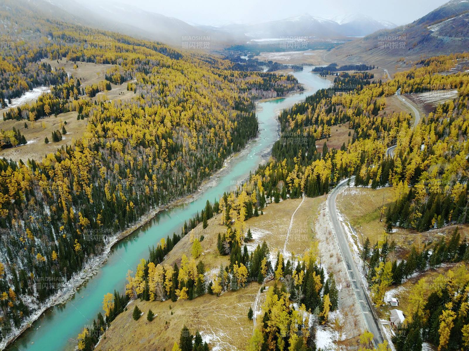 喀纳斯秋山碧水风光图片