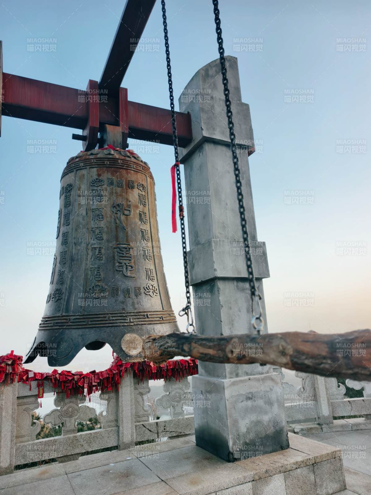 古钟悬梁 祈福悠扬图片