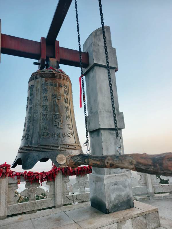 古钟悬梁 祈福悠扬图片