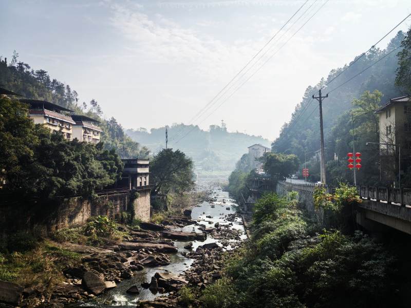山间溪流小镇景图片
