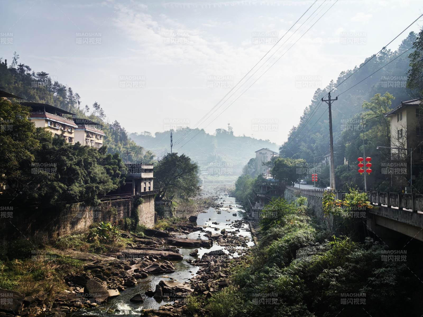 山间溪流小镇景图片