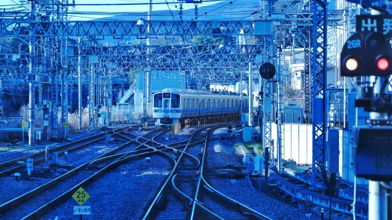蓝色调的铁路枢纽图片